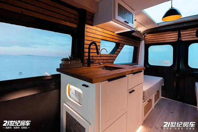 Promaster露营车把舒适感拉满了澳门新葡京四面环窗仰望星空！这辆Ram(图4)